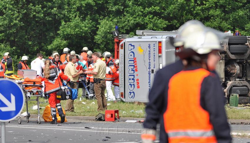 Schwerer Unfall mit Reisebus Lohmar Donrather Dreieck P141.JPG